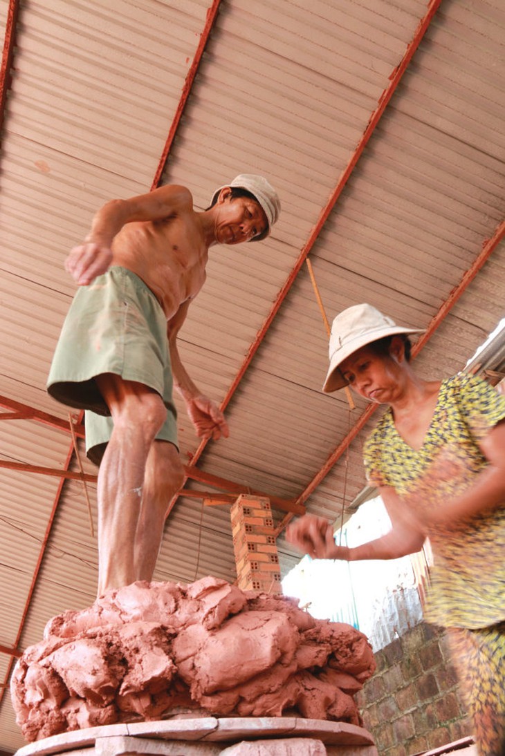 Công đoạn làm nhuyễn đất sét để tạo khối