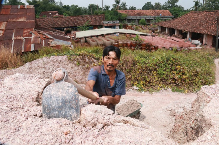 Đất sét để làm lu được lấy từ huyện Tân Uyên, TP Thủ Dầu Một