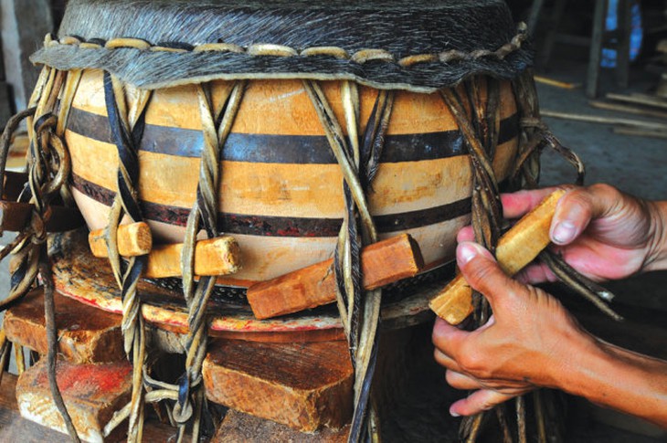 Căng mặt trống làm bằng da trâu