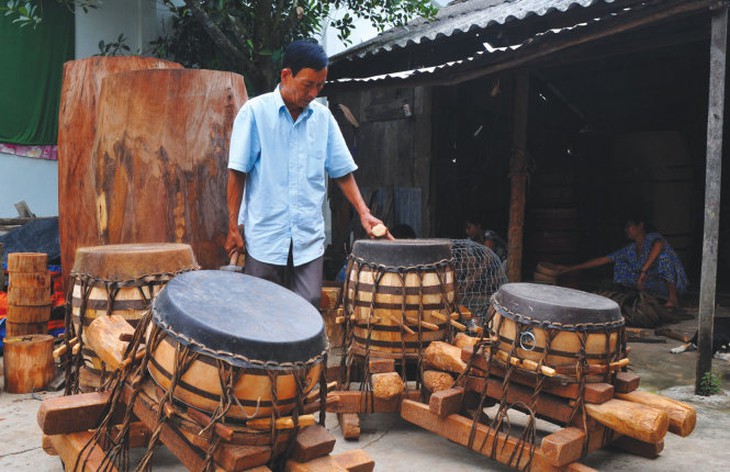 Ông Út Lương có 40 năm theo nghề cha truyền con nối kiểm tra lại những chiếc trống