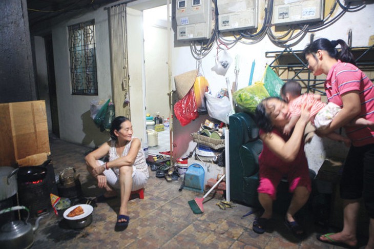 Một gia đình sinh hoạt tại hành lang khu tập thể Nguyễn Công Trứ - Ảnh: Lê Bích