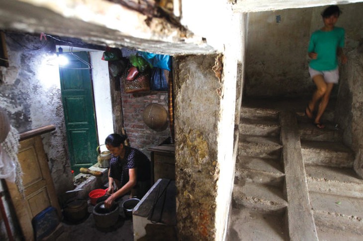 Ban ngày, nhiều hộ dân sống tại nhà C5 Quỳnh Mai vẫn phải bật điện để sinh hoạt. đây cũng là tình cảnh chung ở nhiều khu tập thể tại Hà Nội - Ảnh: Nguyễn Khánh