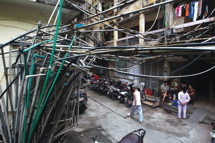 “Mạng nhện” ống nước tại khu nhà B4 Nam Thành Công - Ảnh: Nguyễn Khánh