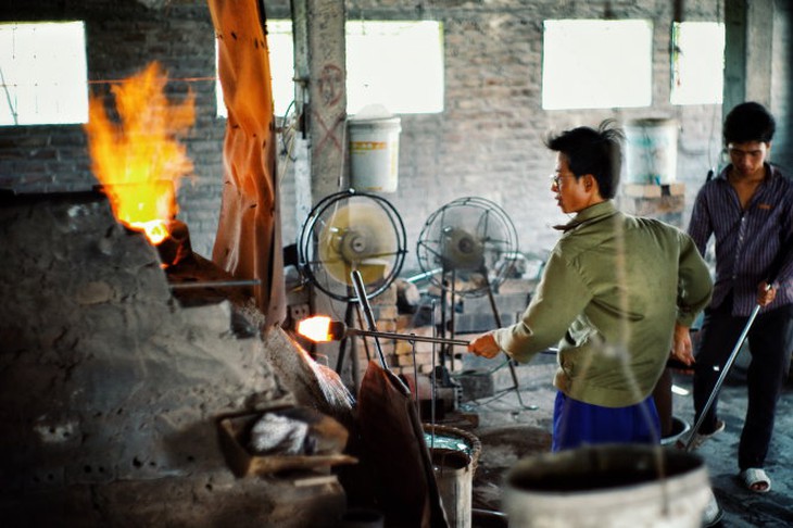 Ông chủ lò Phạm Ngọc Hân cùng làm việc với công nhân