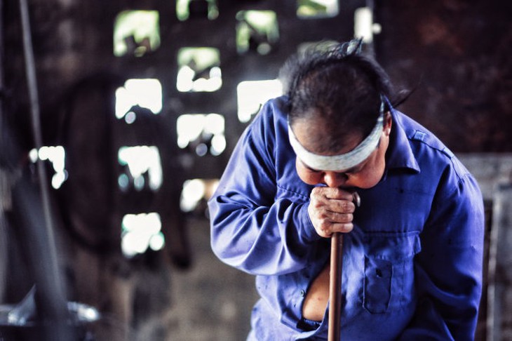 Một bác thợ cả đang thổi-sản phẩm