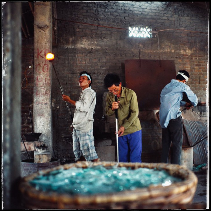 Ông Hân chủ lò cũng phải làm công đoạn thổi sản phẩm trong dây chuyền