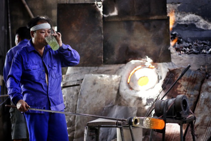 Bác thợ cả uống nước bằng chính sản phẩm mình làm