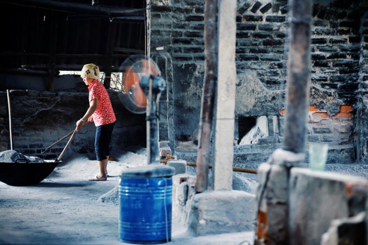 Chị công nhân nhặt sản phẩm vùi vào tro bếp để làm nguội