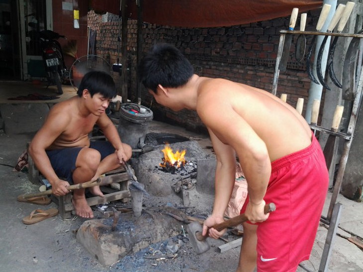 Hai người con trai của ông Sơn đã tiếp nối nghề rèn của ông cha truyền lại, một thế hệ thứ năm của lò rèn “12” đã bắt đầu manh nha...