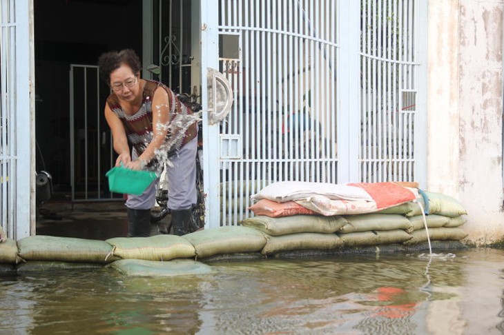 Nhà nào không có máy bơm thì tát nước bằng vật dụng khác  -HỮU KHOA