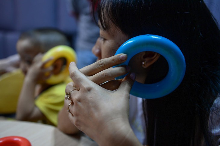 Phương pháp “thực hành thính giác lời nói” đòi hỏi người thân của trẻ phải kiên trì cùng trẻ học, luôn nghiêm khắc để trẻ giữ tập trung và tưởng thưởng khi trẻ làm tốt công việc của mình