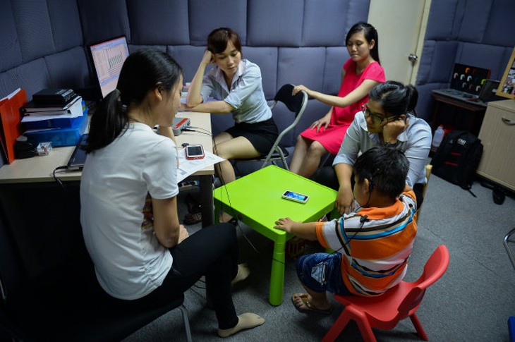 Mẹ bé Nguyễn Trần Gia Bảo (4 tuổi, ở Long Thành, Đồng Nai) cùng các giáo viên gần như nín thở chờ phản ứng âm thanh của bé. Bảo cấy ốc tai điện tử từ tháng 4-2015 đến nay. Lần này bé được cài đặt lại máy để phù hợp với khả năng nhận biết âm thanh mới