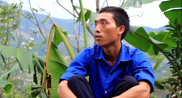 Anh Hoàng Vần Khìn, trưởng xóm Khau Pa, đang cố hết sức nhớ xóm đã nhận những chương trình gì trong năm qua -Đức Hoàng