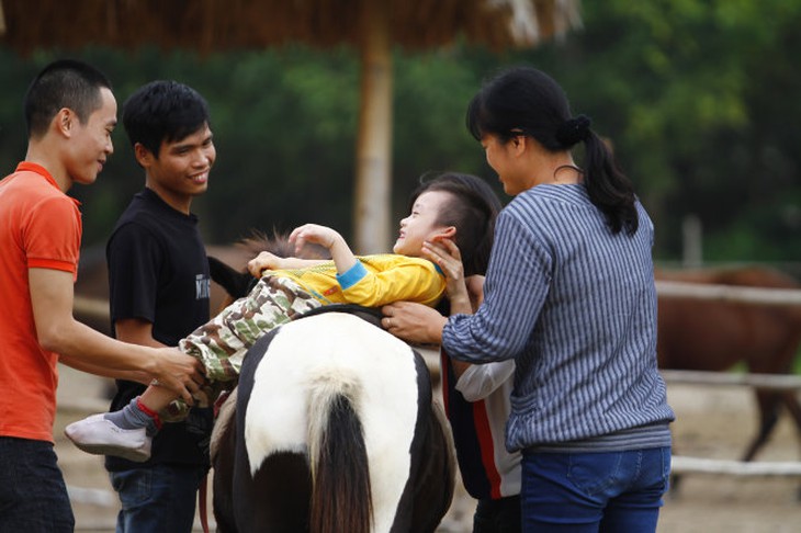 Tùy theo thể trạng và tình trạng, các chuyên gia sẽ phối hợp với người nhà giúp các bé luyện. những bài tập vận động, giúp trẻ khắc phục những điều chưa làm được