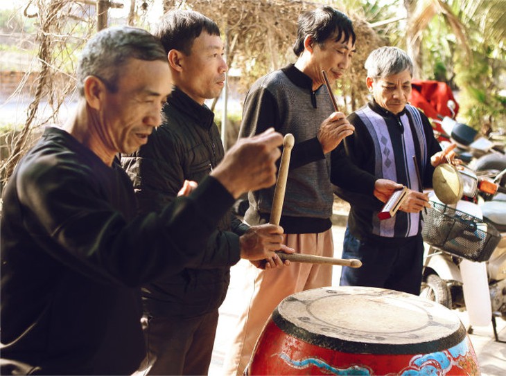 Những bàn tay hằng ngày cầm cày, cầm cuốc làm ruộng lại thuần thục với những nhạc cụ của phường rối