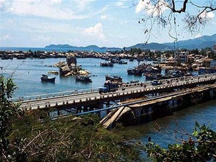 Đối thoại với dân mua đất 30 năm ở Ba Làng Nha Trang, chấp nhận kiến nghị cấp chứng nhận  - Ảnh 2.