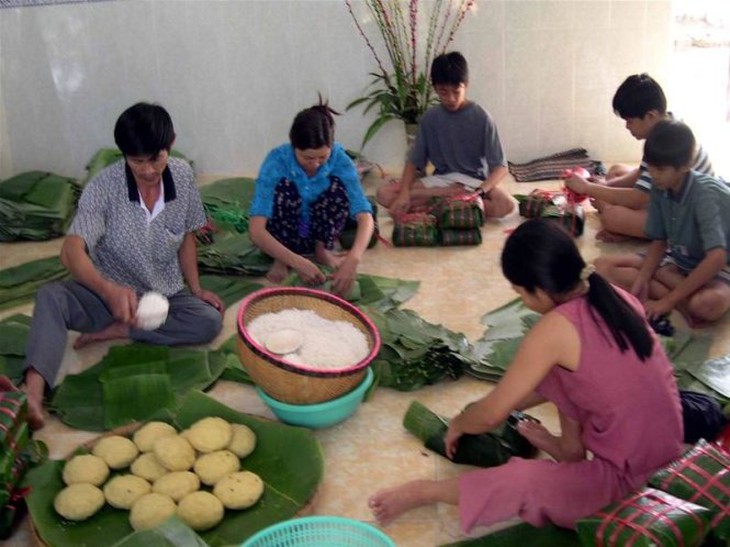 Giữ nghề cho làng bánh chưng