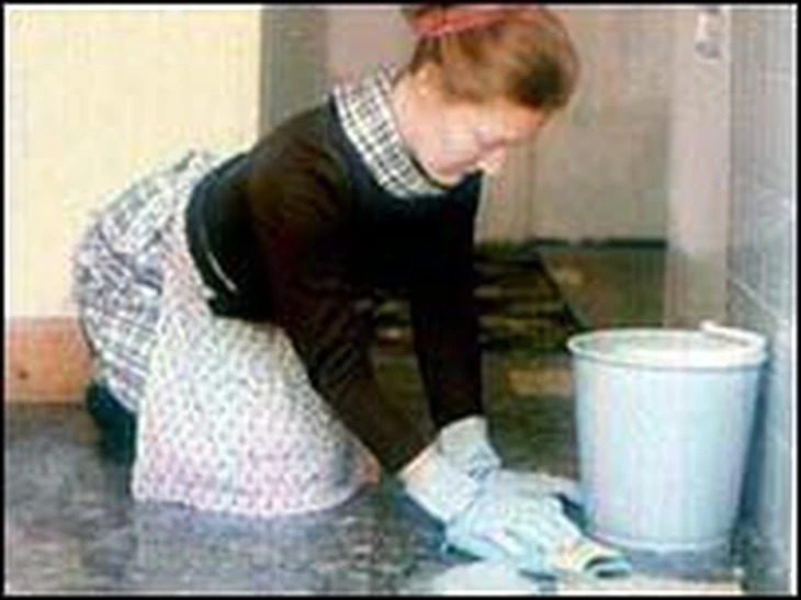 Hóa chất thông bồn cầu phát nổ khiến người phụ nữ bỏng nặng - Ảnh 2.