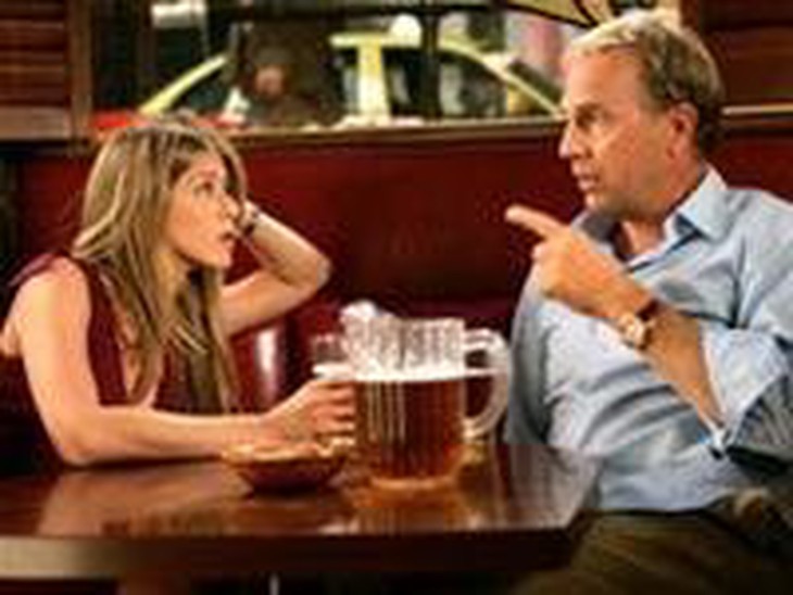 Jennifer Aniston &quot;bắt cặp&quot; với Kevin Costner