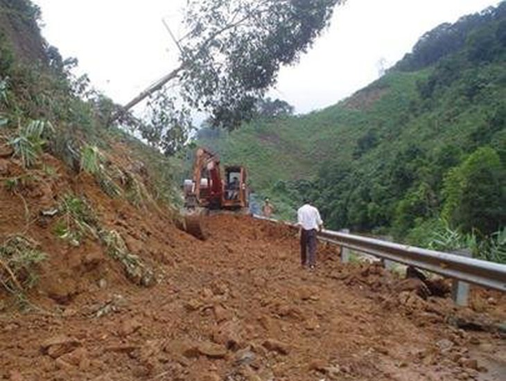 Tắc đường Hồ Chí Minh do sạt lở