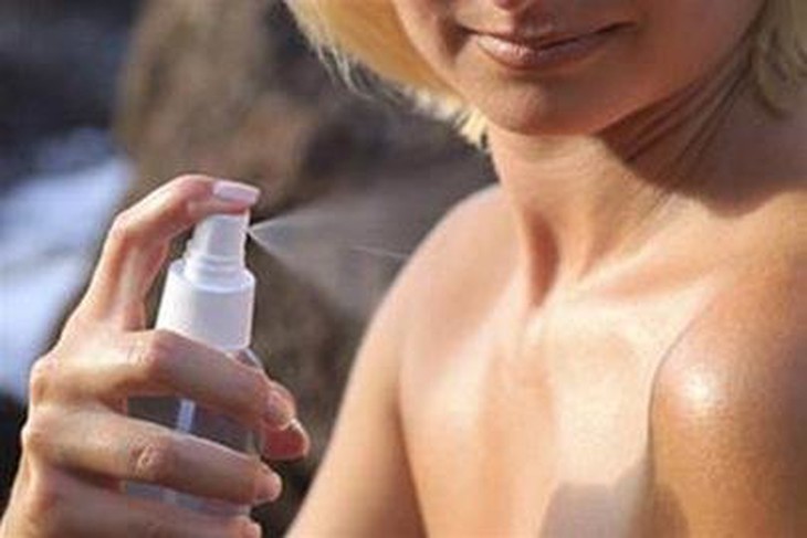 Trời râm mát, ngồi trong nhà có cần chống nắng? - Ảnh 2.