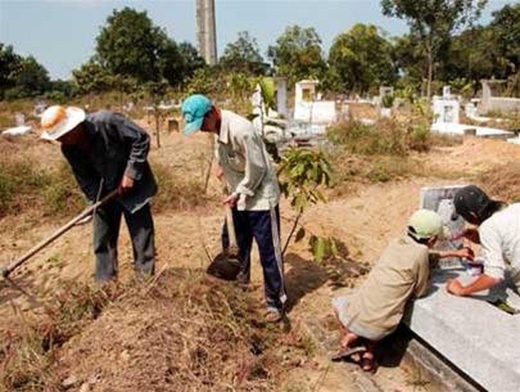 Chỉnh trang nghĩa trang nhân dân xã Bình Thắng