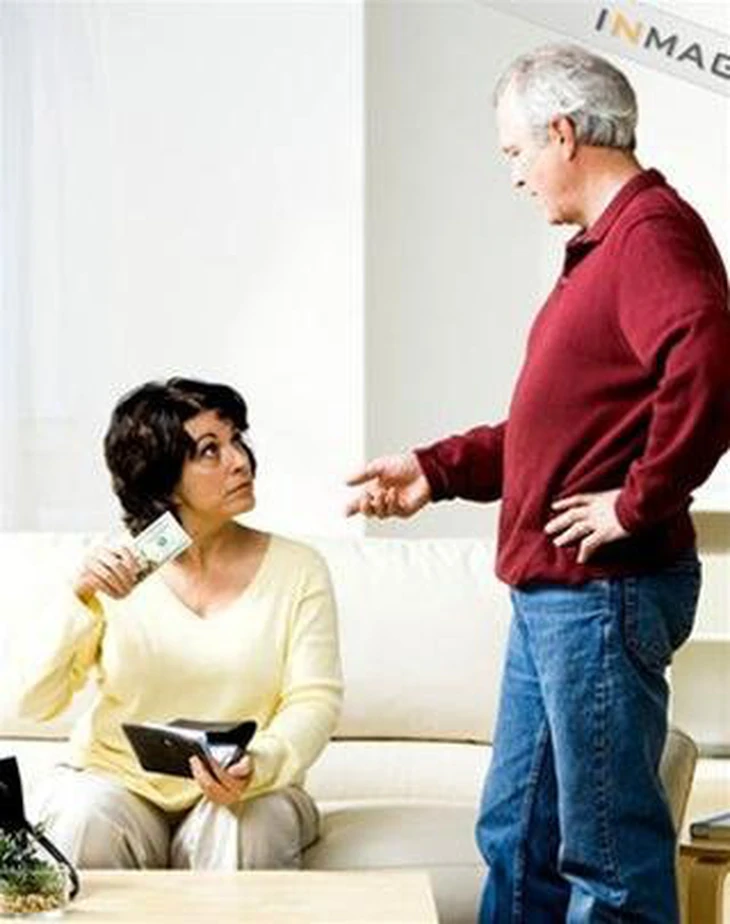 Phạt vợ chồng vì kiểm soát thu nhập: Không phải chuyện 'tếu' - Ảnh 5.