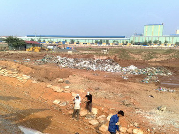 Phú Thọ giao công an xác minh nguyên nhân vụ cháy bãi rác núi Bông - Ảnh 2.