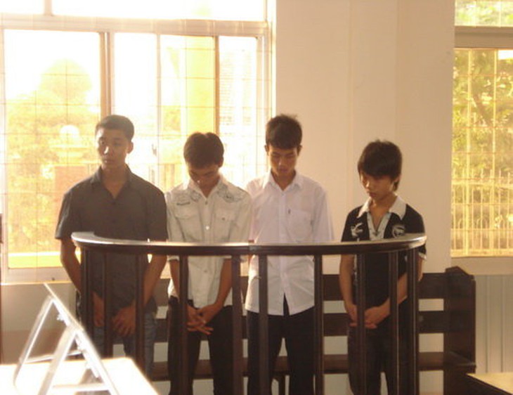 Tuyên án nhóm học sinh đập phá trường học, tấn công cảnh sát