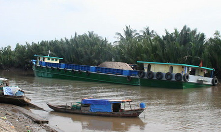 Sà lan vướng cáp ngầm, hàng trăm hộ dân mất điện