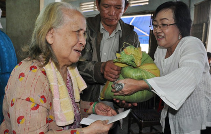 Nghệ sĩ Kim Cương kết nối cho nghệ sĩ, công nhân hậu đài khó khăn khám tầm soát tim mạch miễn phí - Ảnh 3.