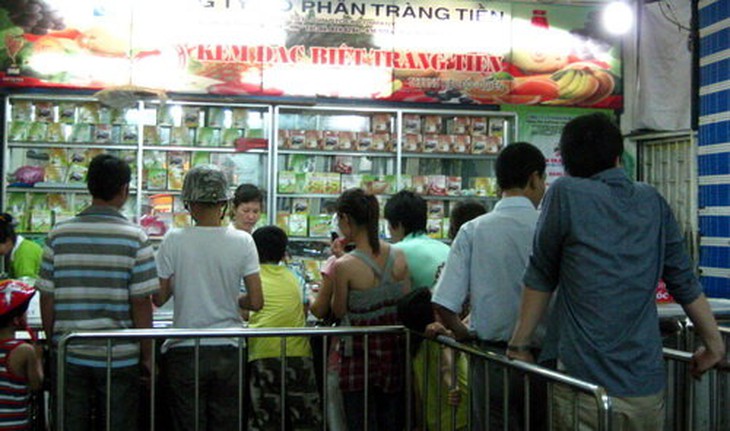 Khách nườm nượp đổ về cửa hàng kem 35 Tràng Tiền trước ngày đóng cửa - Ảnh 2.