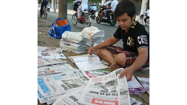 Giao báo kiếm tiền đi học