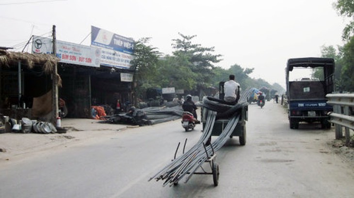 Xanh mặt với kiểu vận chuyển sắt thép 'sáng tạo'