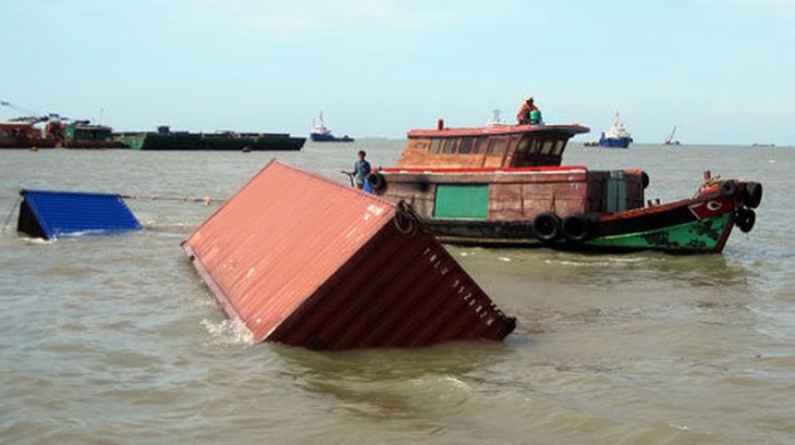 Tàu chở container chìm: Thiệt hại hàng trăm tỉ