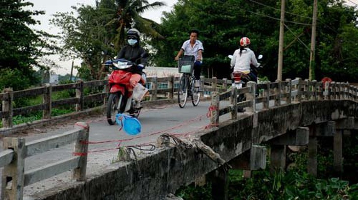 Xe quá tải rớt xuống kênh khi qua cầu