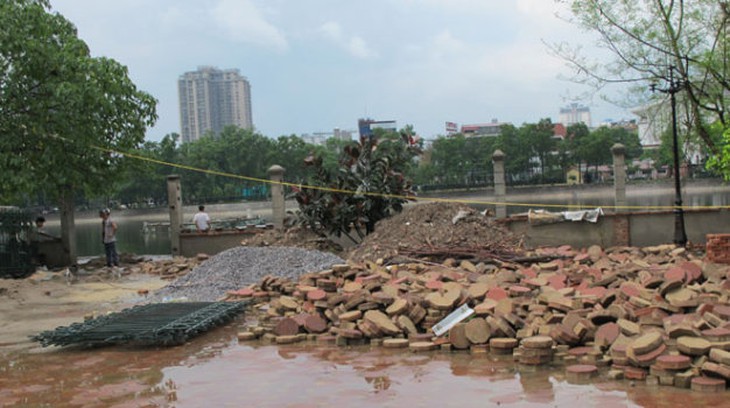 Xây tường rào bịt đường vào hồ Thành Công?