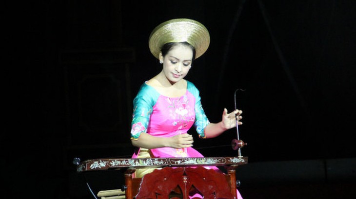 Linh Huyền dạy ca cải lương trong triển lãm tranh của mình - Ảnh 5.