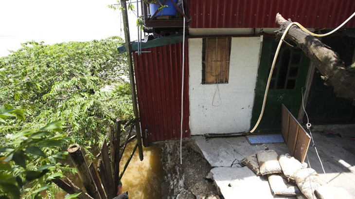 Nền đất sụt lún, tường nhà nứt toác, 11 hộ dân ven sông Hồng di dời khẩn cấp - Ảnh 4.