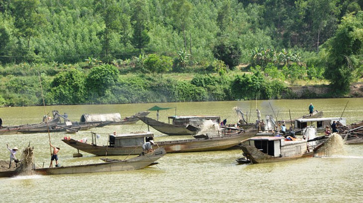 'Cát tặc' lộng hành trên sông Hương