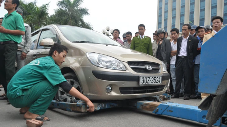 Thiếu tá cảnh sát giao thông bị hất lên nắp capô giờ tan tầm - Ảnh 2.