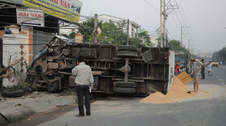 Tài xế buồn ngủ, xe tải 'trôi' vào nhà dân