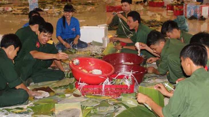 Phụ dọn dẹp nhà, gói bánh tét, trao quà Tết sớm cho dân làng chài Phú Quốc - Ảnh 3.