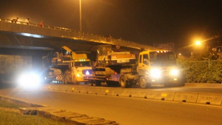 Dán băng rôn 'hàng cứu trợ đồng bào miền Trung' trên xe để chở gạo vượt quá tải trọng 76% - Ảnh 2.