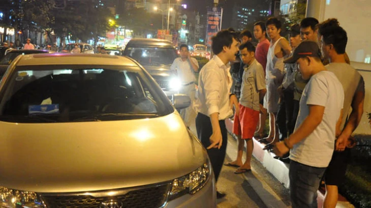 Công an phường Bảy Hiền triệu tập nam thanh niên dọa đánh phụ nữ, đập phá đồ đạc trước nhà ga T3 - Ảnh 3.