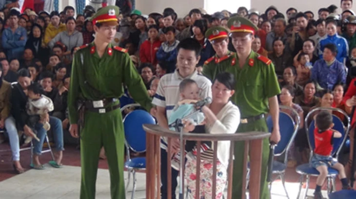 Khởi tố, bắt tạm giam người mẹ thả con xuống giếng gây chết ngạt- Ảnh 2.