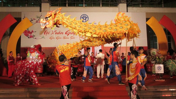 Trẩy hội xuân Hà Nội: chơi ô quan, mua chả cốm