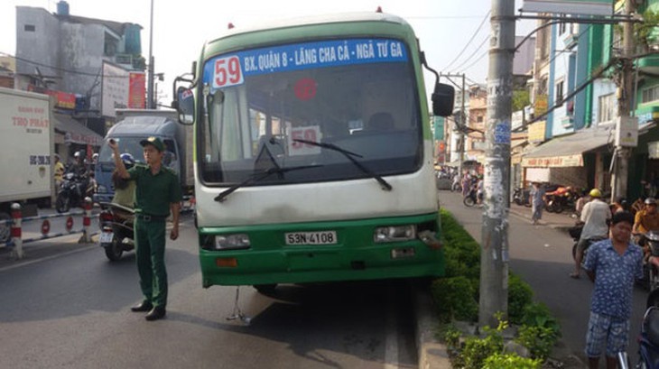 Xe buýt mất lái tông liên tiếp hai xe máy