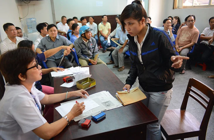 Hỗ trợ nộp thủ tục cấp phép xây dựng, đăng ký khai sinh và 28 thủ tục khác tại ngân hàng - Ảnh 2.