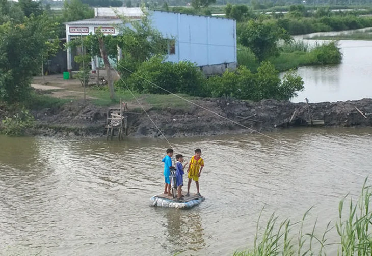 Cần Thơ: Đi phà tự chế qua kênh, 2 học sinh tử vong - Ảnh 2.